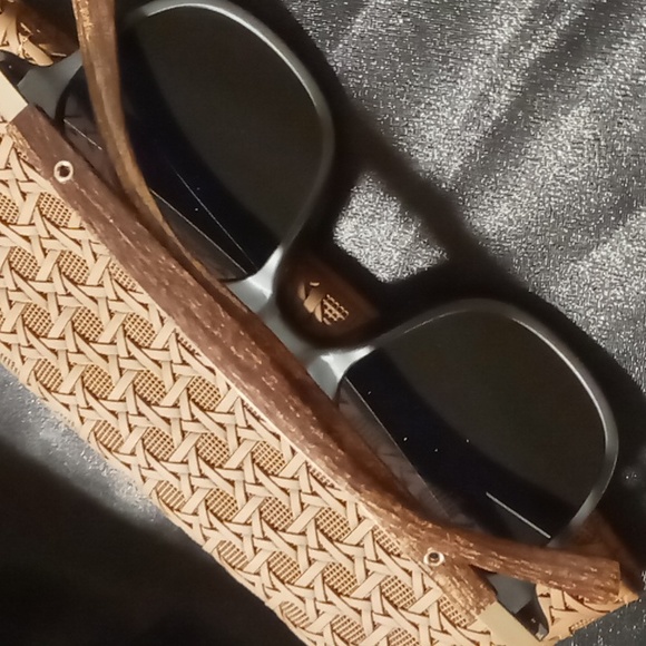 Mens wood grain sun glasses & Matching Case a gray lens with black frames. - Picture 8 of 12